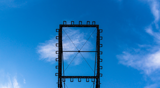 Illustration for article titled La extraña belleza de una torre construida solo con agua
